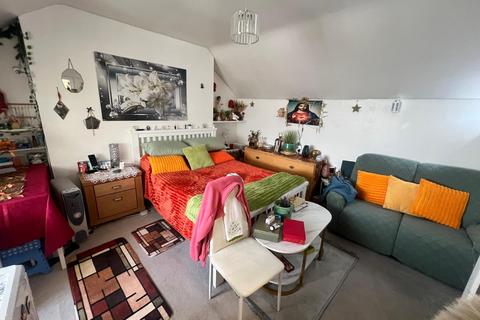 Studio to rent, Cavendish Avenue, London N3