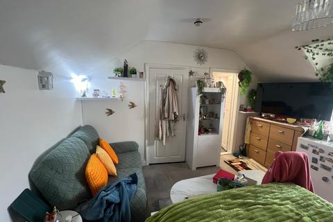Studio to rent, Cavendish Avenue, London N3