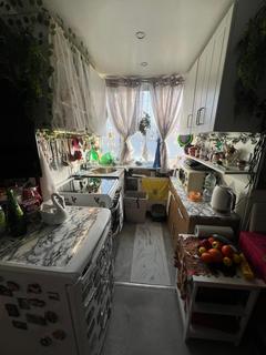 Studio to rent, Cavendish Avenue, London N3