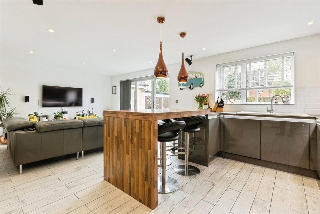 5 bedroom semi-detached house for sale
