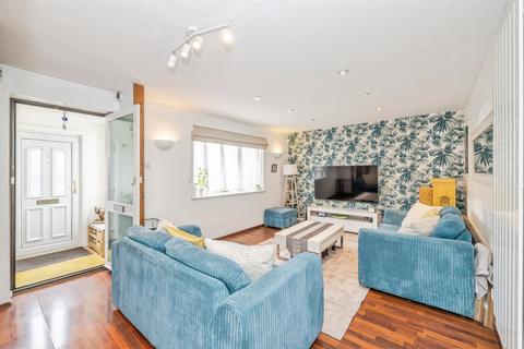 4 bedroom semi-detached house for sale, Ilkley Road, Watford