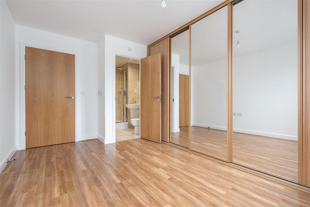 Apartment in West Drayton - More