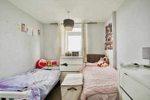 2 bedroom flat for sale, Siviter Way, Dagenham, Essex, RM10