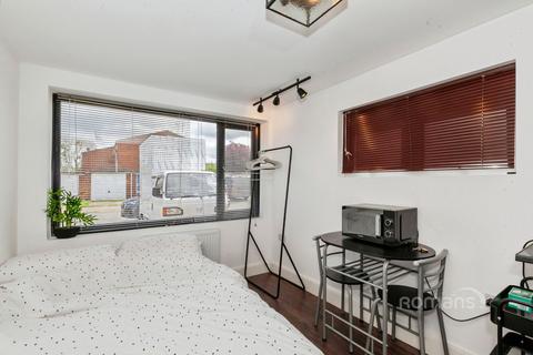 Studio to rent, Martin Close, Windsor, Berkshire, SL4