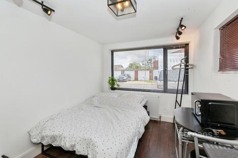 Studio to rent, Martin Close, Windsor, Berkshire, SL4