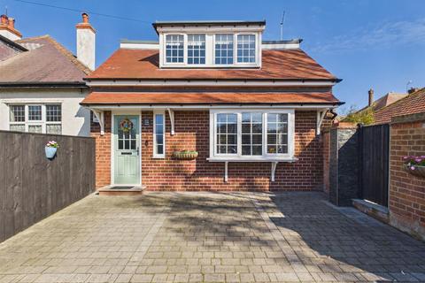 3 bedroom detached house for sale, Queensgate, Bridlington