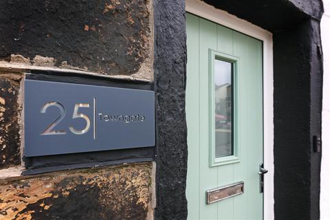 2 bedroom cottage for sale, Towngate, Highburton, Huddersfield, HD8 0QP