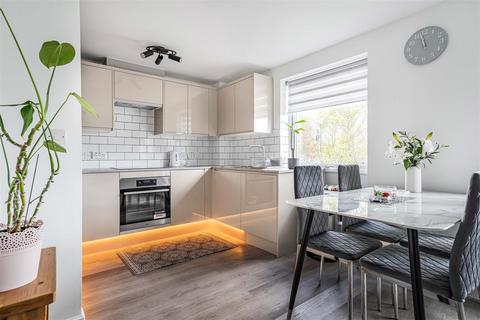 2 bedroom flat for sale, Ashton Court, Chingford