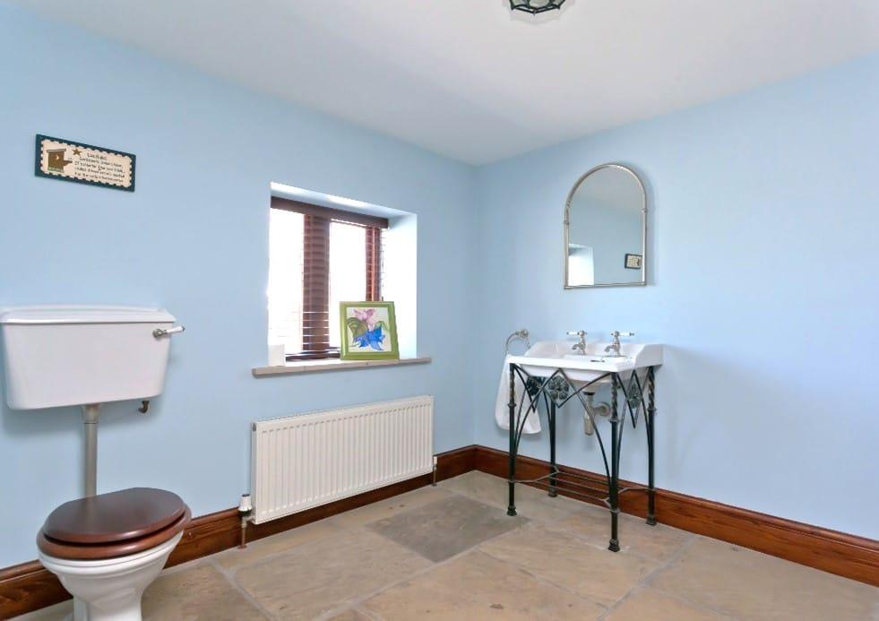 Cloakroom (Lot 1)
