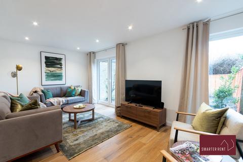3 bedroom terraced house to rent, Meyrick Close, Knaphill GU21