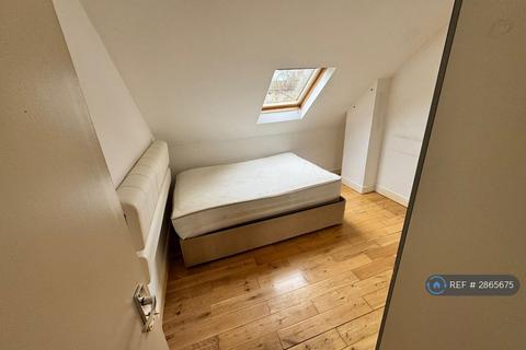 2 bedroom flat to rent, Old Church Road, Chingford, E4