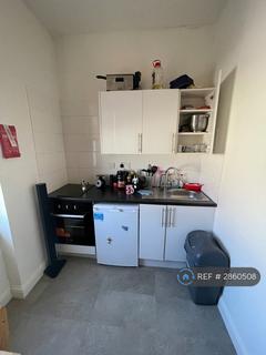 Studio to rent, Station Road, London, N3