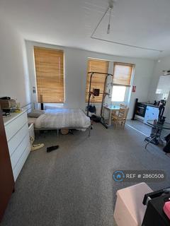 Studio to rent, Station Road, London, N3