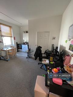 Studio to rent, Station Road, London, N3