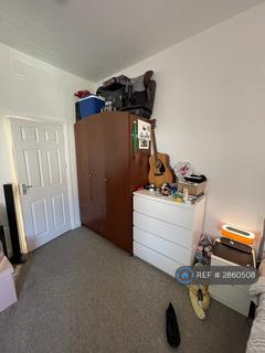 Studio to rent, Station Road, London, N3