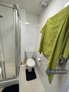 Studio to rent, Station Road, London, N3