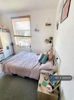 Studio to rent, Station Road, London, N3