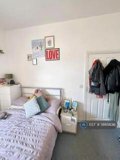 Studio to rent, Station Road, London, N3