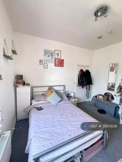 Studio to rent, Station Road, London, N3