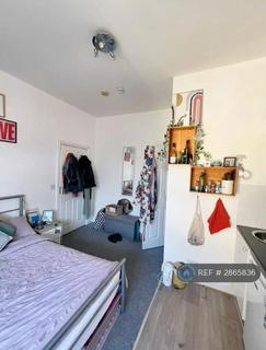 Studio to rent, Station Road, London, N3