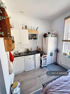 Studio to rent, Station Road, London, N3