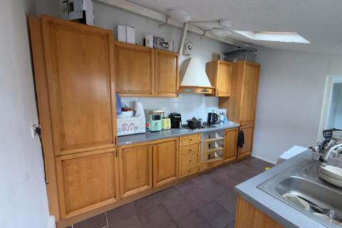 2 bedroom end of terrace house for sale, South Street, Epsom, Surrey, KT18 7PY