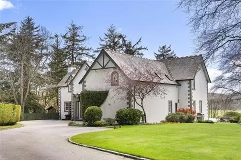 6 bedroom detached house for sale