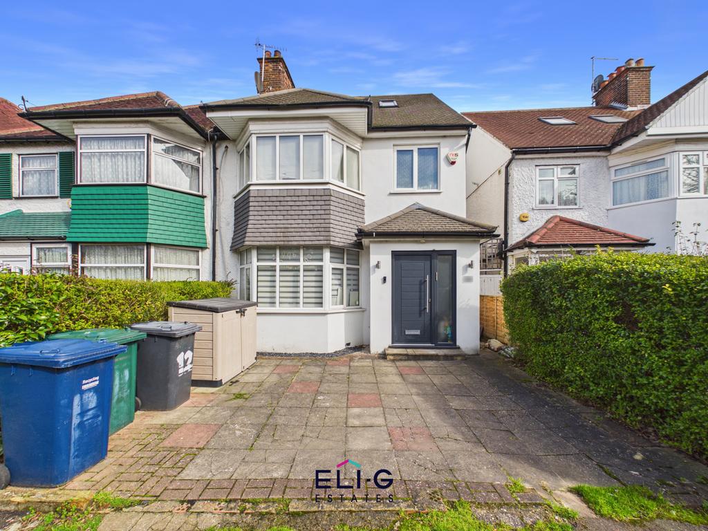 5 bed semi-detached house in great decorative ord
