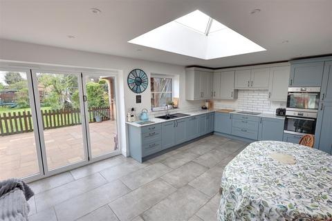 4 bedroom detached house for sale, Ross Road, Newent