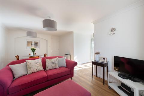 2 bedroom ground floor flat for sale, Bourneside Crescent, London N14
