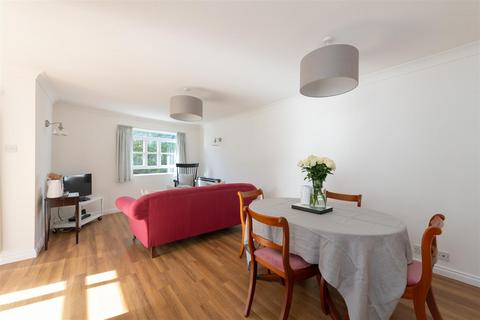 2 bedroom ground floor flat for sale, Bourneside Crescent, London N14