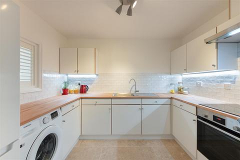 2 bedroom ground floor flat for sale, Bourneside Crescent, London N14