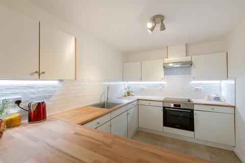 2 bedroom ground floor flat for sale, Bourneside Crescent, London N14