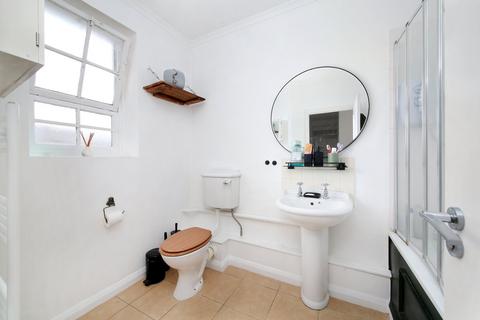 1 bedroom flat for sale, Winfield House, Vicarage Crescent, London