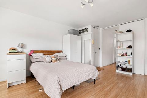 Studio to rent, Broadfield Lane, Camden, London