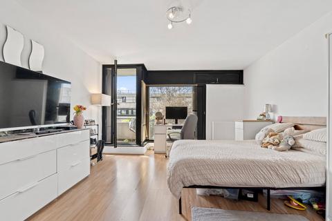 Studio to rent, Broadfield Lane, Camden, London