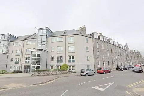 3 bedroom flat for sale