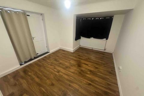 4 bedroom semi-detached house to rent, Sparrow Farm Drive, Feltham, TW14