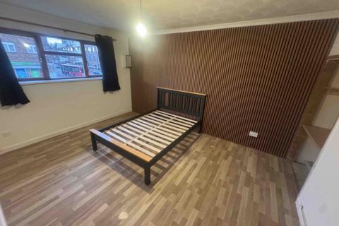 4 bedroom semi-detached house to rent, Sparrow Farm Drive, Feltham, TW14