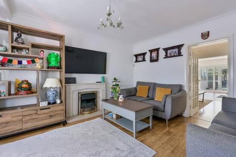 3 bedroom semi-detached house to rent, The Drive, Feltham, TW14