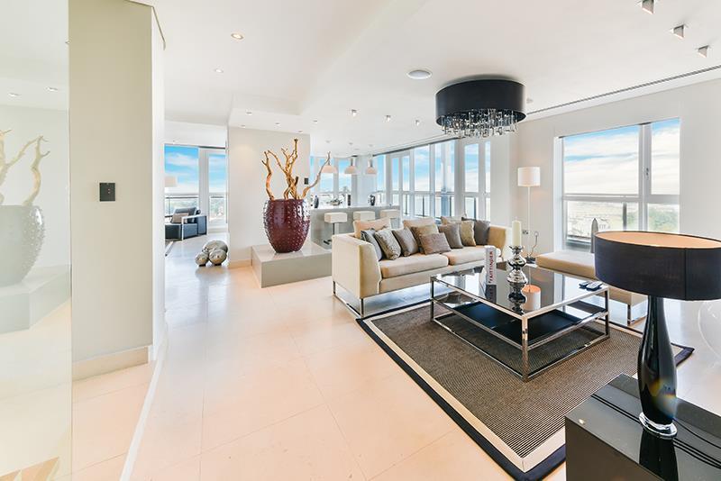 Apartment in Nr Canary Wharf - More