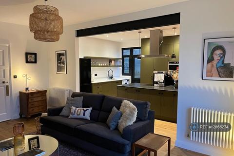 2 bedroom flat to rent, Hadley Road, Barnet - London, EN5
