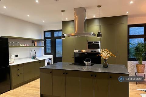 2 bedroom flat to rent, Hadley Road, Barnet - London, EN5