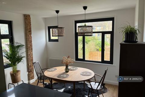 2 bedroom flat to rent, Hadley Road, Barnet - London, EN5