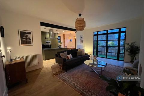 2 bedroom flat to rent, Hadley Road, Barnet - London, EN5