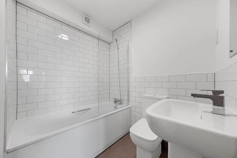 3 bedroom flat to rent, Cambray Rd, London, SW12
