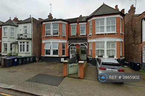 Studio to rent, The Grove, London, N3