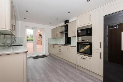 5 bedroom detached house to rent, Welwyn Close, East Markham, NEWARK