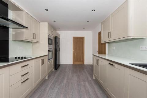 5 bedroom detached house to rent, Welwyn Close, East Markham, NEWARK