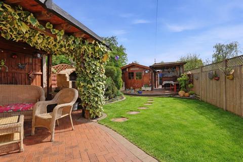 3 bedroom end of terrace house for sale, Weald Hall Lane, Thornwood, CM16